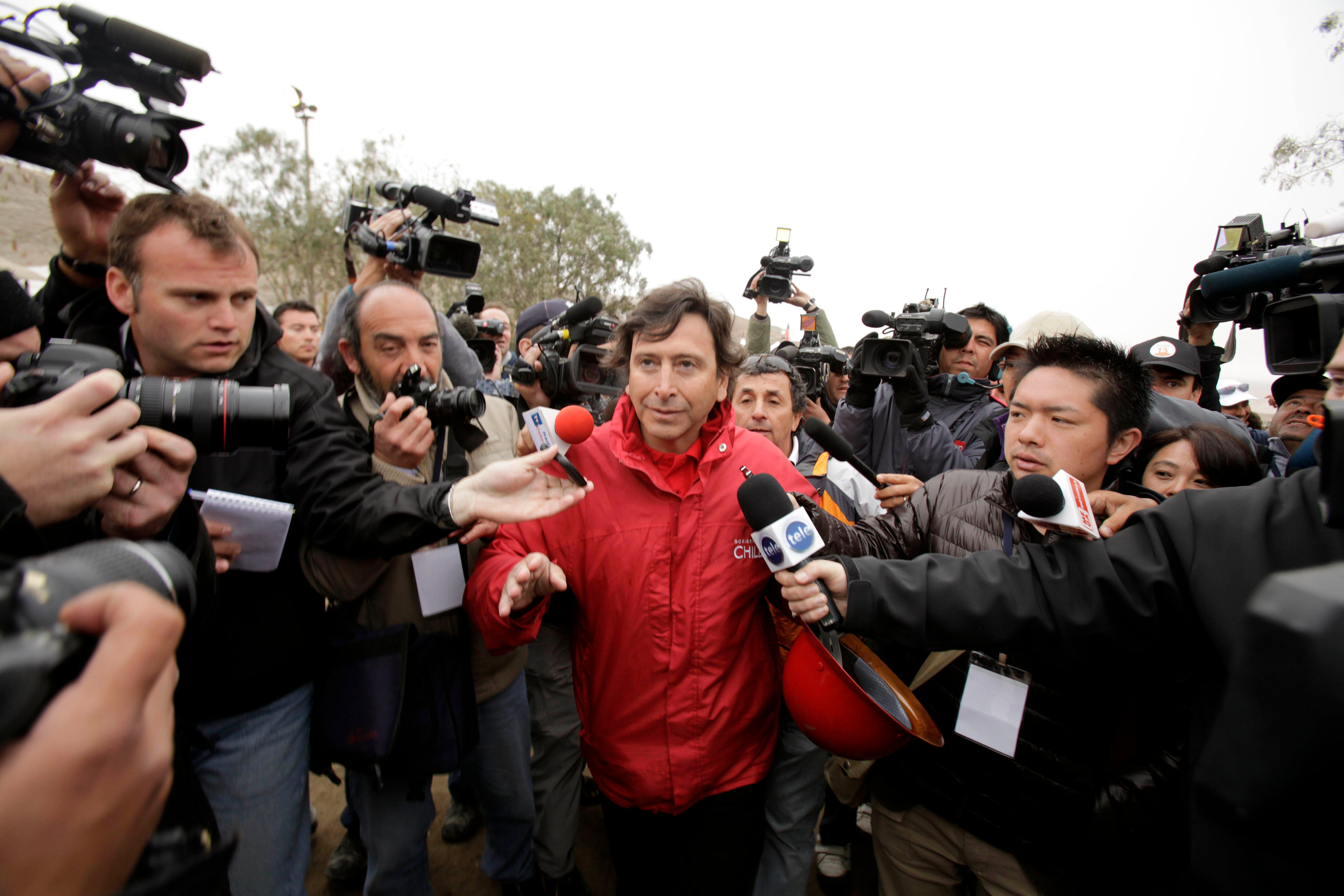 Financial scandals force center-right candidate Golborne to quit Chile's presidential race